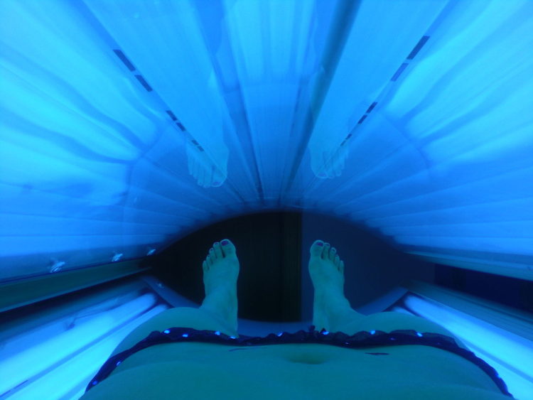 1280px-Tanning_bed_in_use_(2)