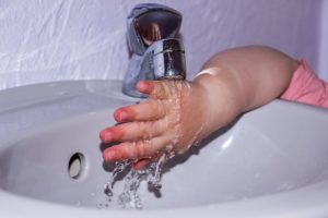 toddler-hand-1893255_640-300×200