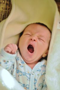 Yawning_newborn-753819_1280_asbl3x30-pixabay_Yafet-199×300-1