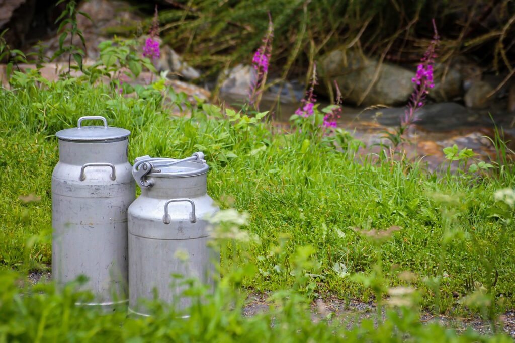 milk-cans-4585830_1280-1024×682-1
